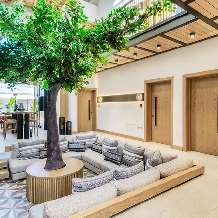 Ξενοδοχείο με διαμερίσματα Capital Luxury 4*