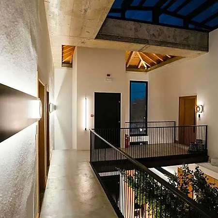 Ξενοδοχείο με διαμερίσματα Capital Luxury 4*